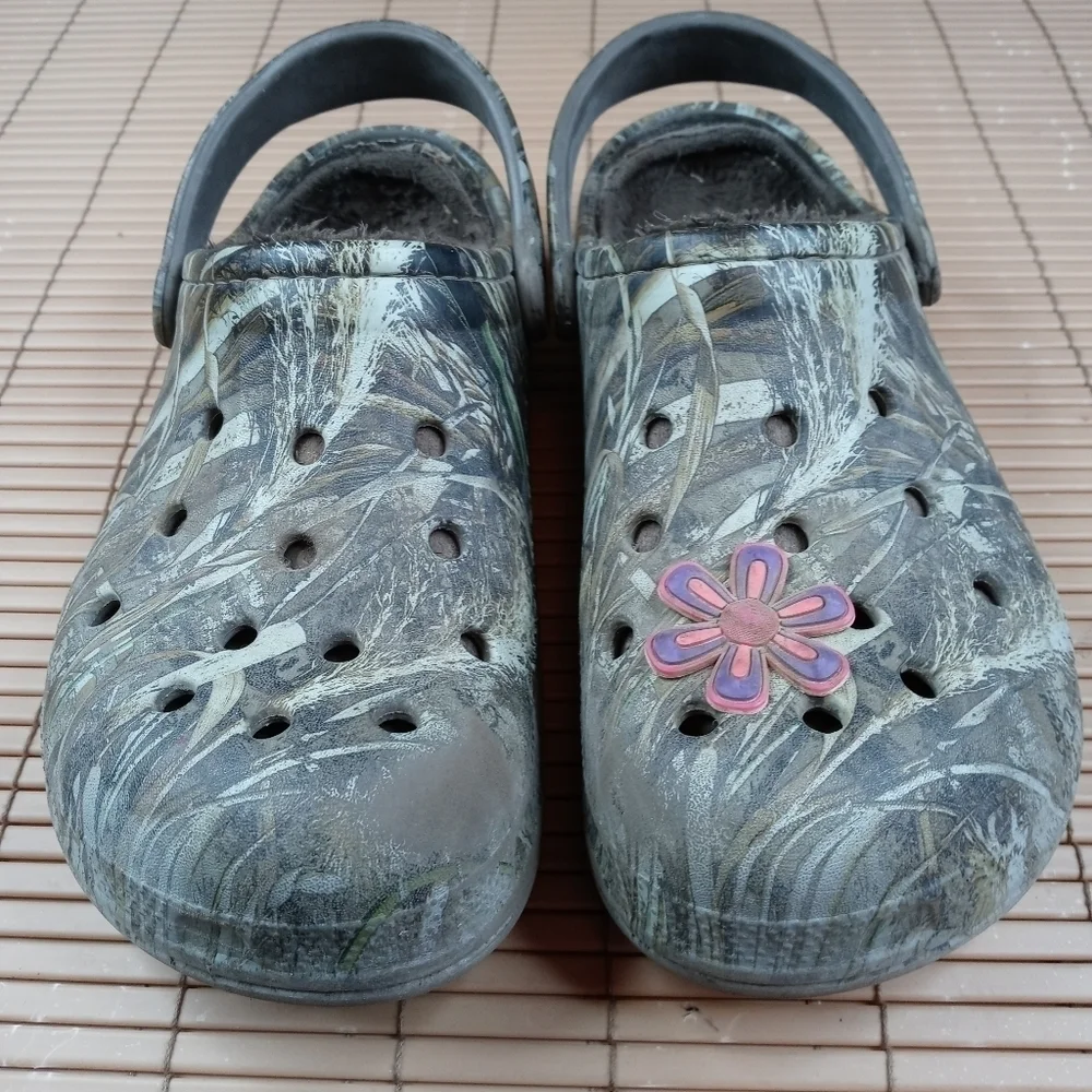 Crocs men's Camo winter lined clogs. Men's sz 8. Women's sz 10. 219pm